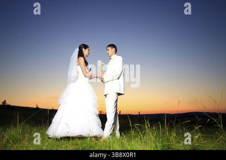 Hochzeit paar Dansing in Berghügel auf Sonnenuntergang Stockfoto