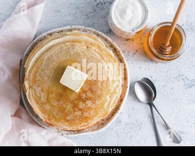 Stapel von traditionellen russischen Pfannkuchen Blini auf grauem Hintergrund mit Kopierraum. Hausgemachte russische dünne Pfannkuchen Blini. Russische Küche, russische Küche. T Stockfoto