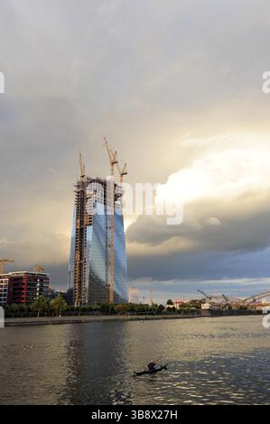 Dunkle Wolken über dem neuen EZB-Gebäude, Europäische Zentralbank auf dem Gelände der ehemaligen Großmarkthalle, Frankfurt am Main, Hessen, Deutschland, Europa Stockfoto