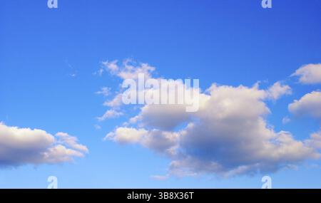 Blauer Himmel mit großen Wolken nach dem Regen Stockfoto