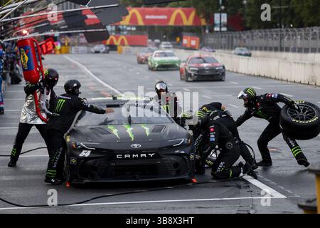 7. Juli 2024, Chicago, IL, USA: Die Mitglieder der Boxencrew arbeiten am 54 Car of Ty Gibbs während des Grant Park 165 des NASCAR Street Race am 7. Juli 2024 im Grant Park in Chicago. (Bild: © Vincent Alban/Chicago Tribune via ZUMA Press Wire) Stockfoto