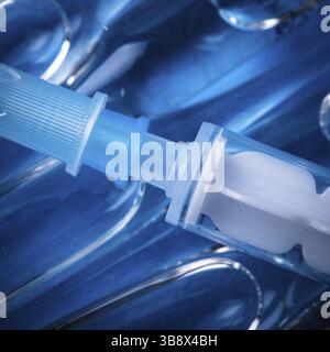 Injektion mit Impfstoff Closeup auf blauem Hintergrund Stockfoto