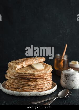Stapel von traditionellen russischen Pfannkuchen blini auf schwarzen Hintergrund mit kopieren. Hausgemachte russische dünne Pfannkuchen blini. Russische Küche, russische Küche Stockfoto