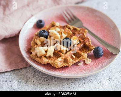 Einfache gesunde glutenfreie Haferwaffeln mit Kopierplatz. Appetitliche hausgemachte Waffeln mit Hafermehl verzierten Heidelbeeren, auf Tellern über hellgrauem ceme Stockfoto