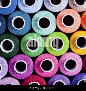Nähfäden als einen bunten Hintergrund hautnah Stockfoto