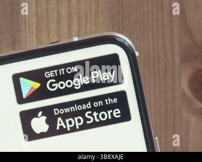 Moskau, Russland - Jule 29, 2020: Google Play und App Store Symbole auf Smartphone-Bildschirm mit Infinity-Display. App Store und Google Play sind Wettbewerber Stockfoto