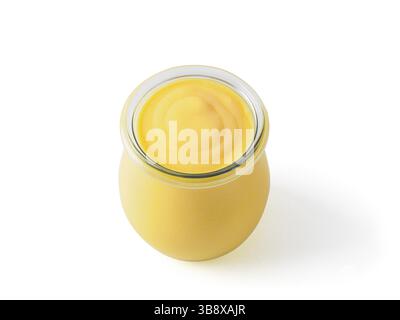 Gelbe Mango-Lassi in Glas auf weißem Hintergrund. Indischer Mango-Joghurt-Drink isoliert auf Weiß Stockfoto