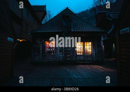 Bergen, Norwegen - 12. April 2024: Stimmungsvolle Nachtszenen von Bryggen Wharf in Bergen, Norwegen. Stockfoto