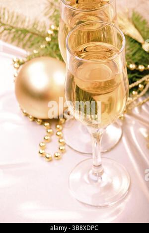 Zwei Gläser Champagner und goldene weihnachtsdekoration Stockfoto