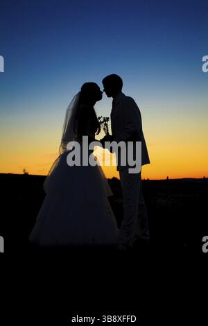 Hochzeit paar Dansing in Berghügel auf Sonnenuntergang Stockfoto