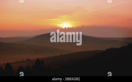 Wunderschöner Blick auf die Berghänge im Morgennebel über den karpatischen Bergen Stockfoto