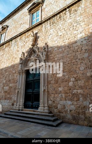 Geschnitztes spätgotisches Portal im venezianischen Stil des Franziskanerklosters auf der Stradun in Dubrovnik, Kroatien. Stockfoto