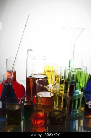 Laborglas mit Regenbogen Farbe Flüssigkeiten, Chemie-Stillleben Stockfoto