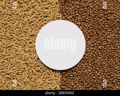 Buchweizen Tee oder Kuqiaocha Hintergrund mit Copy Space. Draufsicht auf zwei Arten von Soba-Tee-Groats - hell und dunkel Braten. Flach liegend. Platz in der Mitte kopieren Stockfoto