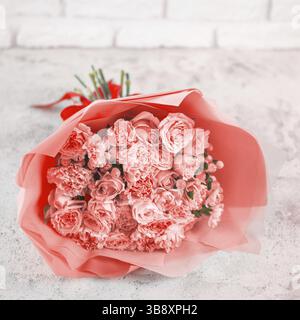 Schönen Blumenstrauß mit Rosen, Dianthus, Hypericum, in Farbe von 2019 Lebende Korallen Konzept Nelke. Trendfarbe lebenden Korallen in Blumen, Hochzeit bou Stockfoto