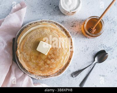 Stapel von traditionellen russischen Pfannkuchen Blini auf grauem Hintergrund mit Kopierraum. Hausgemachte russische dünne Pfannkuchen Blini. Russische Küche, russische Küche. T Stockfoto