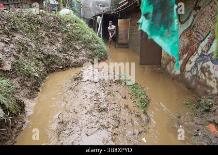 10. Oktober 2022: Jakarta, Indonesien, 10. Oktober 2022: Hochwasser in Ost-Pejaten, Süd-Jakarta. Die Hochwasserursache durch den Überlauf des Ciliwung River (Foto: © Donal Husni/ZUMA Press Wire) Stockfoto