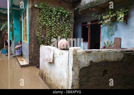 10. Oktober 2022: Jakarta, Indonesien, 10. Oktober 2022: Hochwasser in Ost-Pejaten, Süd-Jakarta. Die Hochwasserursache durch den Überlauf des Ciliwung River (Foto: © Donal Husni/ZUMA Press Wire) Stockfoto