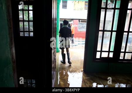 10. Oktober 2022: Jakarta, Indonesien, 10. Oktober 2022: Hochwasser in Ost-Pejaten, Süd-Jakarta. Die Hochwasserursache durch den Überlauf des Ciliwung River (Foto: © Donal Husni/ZUMA Press Wire) Stockfoto