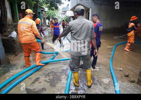 10. Oktober 2022: Jakarta, Indonesien, 10. Oktober 2022: Hochwasser in Ost-Pejaten, Süd-Jakarta. Die Hochwasserursache durch den Überlauf des Ciliwung River (Foto: © Donal Husni/ZUMA Press Wire) Stockfoto