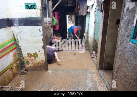 10. Oktober 2022: Jakarta, Indonesien, 10. Oktober 2022: Hochwasser in Ost-Pejaten, Süd-Jakarta. Die Hochwasserursache durch den Überlauf des Ciliwung River (Foto: © Donal Husni/ZUMA Press Wire) Stockfoto