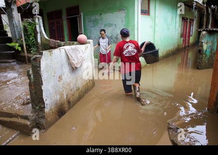 10. Oktober 2022: Jakarta, Indonesien, 10. Oktober 2022: Hochwasser in Ost-Pejaten, Süd-Jakarta. Die Hochwasserursache durch den Überlauf des Ciliwung River (Foto: © Donal Husni/ZUMA Press Wire) Stockfoto
