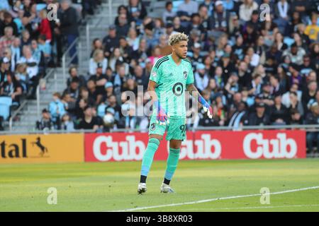 10. Oktober 2022, St. Paul, Minnesota, USA: Minnesota United Torhüter Dayne St. Clair (97) spielt den Ball während des Spiels zwischen Minnesota United FC gegen Vancouver Whitecaps im Allianz Field. Obligatorischer Ausweis: Bruce Fedyck Zuma Press (Bild: © Bruce Fedyck/ZUMA Press Wire) Stockfoto