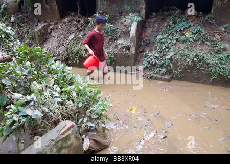 10. Oktober 2022: Jakarta, Indonesien, 10. Oktober 2022: Hochwasser in Ost-Pejaten, Süd-Jakarta. Die Hochwasserursache durch den Überlauf des Ciliwung River (Foto: © Donal Husni/ZUMA Press Wire) Stockfoto