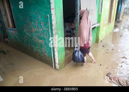 10. Oktober 2022: Jakarta, Indonesien, 10. Oktober 2022: Hochwasser in Ost-Pejaten, Süd-Jakarta. Die Hochwasserursache durch den Überlauf des Ciliwung River (Foto: © Donal Husni/ZUMA Press Wire) Stockfoto