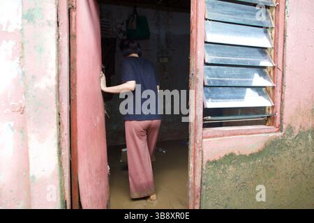10. Oktober 2022: Jakarta, Indonesien, 10. Oktober 2022: Hochwasser in Ost-Pejaten, Süd-Jakarta. Die Hochwasserursache durch den Überlauf des Ciliwung River (Foto: © Donal Husni/ZUMA Press Wire) Stockfoto