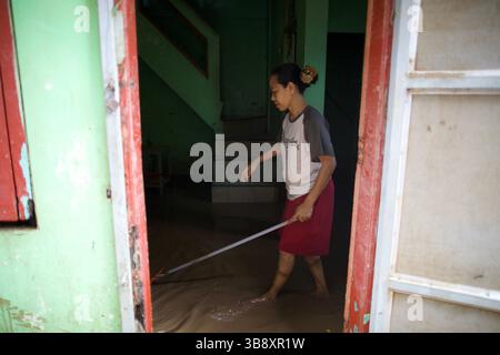10. Oktober 2022: Jakarta, Indonesien, 10. Oktober 2022: Hochwasser in Ost-Pejaten, Süd-Jakarta. Die Hochwasserursache durch den Überlauf des Ciliwung River (Foto: © Donal Husni/ZUMA Press Wire) Stockfoto