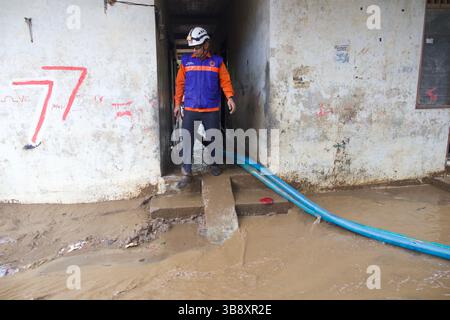 10. Oktober 2022: Jakarta, Indonesien, 10. Oktober 2022: Hochwasser in Ost-Pejaten, Süd-Jakarta. Die Hochwasserursache durch den Überlauf des Ciliwung River (Foto: © Donal Husni/ZUMA Press Wire) Stockfoto