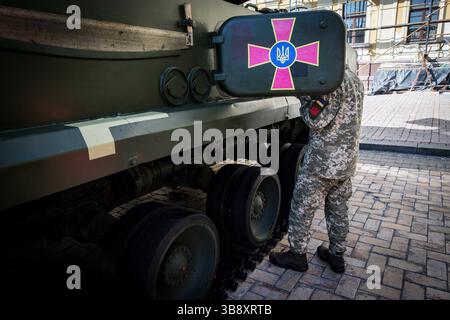 14. Oktober 2018 - Kiew, Kiew, Ukraine - 76. Jahrestag des Hungersnot-Massakers an der ukrainischen Bauernschaft im Jahr 1932-1933, das Millionen Menschen tötete, der Verfolgung von Minderheiten und Kirchen, aber auch der Zusammenarbeit der Bevölkerung während der Nazi-Besatzung.viele Dutzende von Menschen versammelten sich an einigen wichtigen Orten Kiews, um die ukrainischen Streitkräfte zu entdecken, die im Donbass-Konflikt verwickelt sind. Du könntest während des Jubiläums auf Armeepanzern und Panzern reiten. (Bild: © Sadak Souici/ZUMA Press Wire) Stockfoto