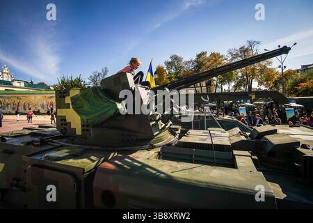 14. Oktober 2018 - Kiew, Kiew, Ukraine - 76. Jahrestag des Hungersnot-Massakers an der ukrainischen Bauernschaft im Jahr 1932-1933, das Millionen Menschen tötete, der Verfolgung von Minderheiten und Kirchen, aber auch der Zusammenarbeit der Bevölkerung während der Nazi-Besatzung.viele Dutzende von Menschen versammelten sich an einigen wichtigen Orten Kiews, um die ukrainischen Streitkräfte zu entdecken, die im Donbass-Konflikt verwickelt sind. Du könntest während des Jubiläums auf Armeepanzern und Panzern reiten. (Bild: © Sadak Souici/ZUMA Press Wire) Stockfoto