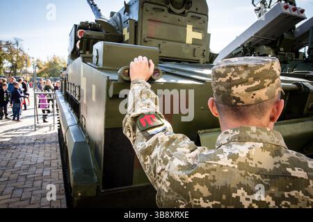14. Oktober 2018 - Kiew, Kiew, Ukraine - 76. Jahrestag des Hungersnot-Massakers an der ukrainischen Bauernschaft im Jahr 1932-1933, das Millionen Menschen tötete, der Verfolgung von Minderheiten und Kirchen, aber auch der Zusammenarbeit der Bevölkerung während der Nazi-Besatzung.viele Dutzende von Menschen versammelten sich an einigen wichtigen Orten Kiews, um die ukrainischen Streitkräfte zu entdecken, die im Donbass-Konflikt verwickelt sind. Du könntest während des Jubiläums auf Armeepanzern und Panzern reiten. (Bild: © Sadak Souici/ZUMA Press Wire) Stockfoto