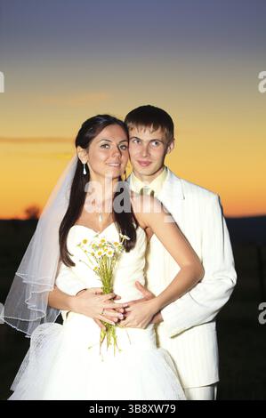 Hochzeit paar Dansing in Berghügel auf Sonnenuntergang Stockfoto