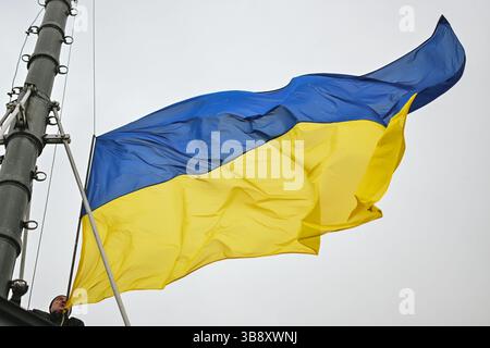 3. April 2023 in Lemberg, Region Lemberg, Ukraine: Die ukrainische Flagge winkt an der Spitze des stadtrates von Lemberg. Das tägliche Leben im April 2023 in Lemberg, Westukraine, weit weg von der Frontlinie. (Kreditbild: © Adrien Fillon/ZUMA Press Wire) Stockfoto