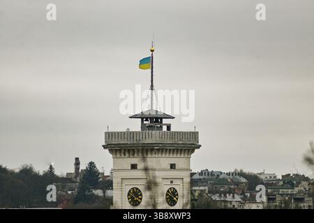 2. April 2023 in Lemberg, Region Lemberg, Ukraine: Die ukrainische Flagge winkt an der Spitze des stadtrates von Lemberg. Das tägliche Leben im April 2023 in Lemberg, Westukraine, weit weg von der Frontlinie. (Kreditbild: © Adrien Fillon/ZUMA Press Wire) Stockfoto