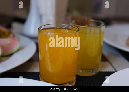 Frischer Orangensaft und Drink Kopierraum, Sommergetränke. Passionsfrucht-Zitronensaft Stockfoto