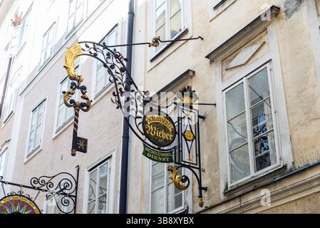 Salzburg, Österreich - 2. April 2025: Schlosser in der Getreidegasse, Einkaufsstraße in der Altstadt von Salzburg, Österreich Stockfoto