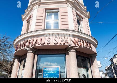 Salzburg, Österreich - 2. April 2025: Bankhaus Spangler in der Altstadt von Salzburg Stockfoto