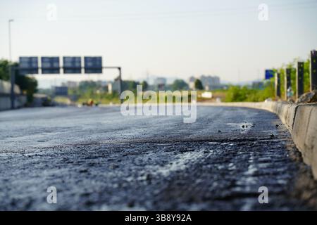 Moderne Autobahninfrastruktur: Neu Gepflasterte Ausfahrt Stockfoto