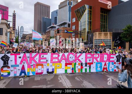 25. Juni 2023, Minneapolis, Minnesota, USA: Demonstranten halten an und hören einem Sprecher zu, der Teil des Take Back Pride Protests ist. Als Reaktion auf den Einfluss von Unternehmen und Polizei auf die Pride-Feier der Twin Cities führte die Take Back Pride Coalition ihren jährlichen Protest aus. Die Gruppe marschierte entlang der Hennepin Avenue und endete im Loring Park. Stockfoto