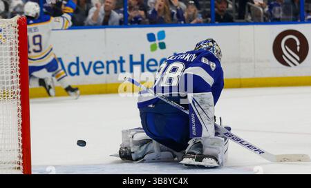 24. Februar 2023: Die Buffalo Sabres’ Peyton Krebs (19) feiert, nachdem Teamkollege Jack Quinn, nicht abgebildet, in der zweiten Periode in der Amalie Arena am Donnerstag, 23. Februar 2023, in Tampa Bay Lightning Torwart Andrei Vasilevskiy (88) erzielte. (Foto: © Luis Santana/Tampa Bay Times via ZUMA Press Wire) Stockfoto