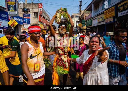 6. April 2023, Bandel, Westbengalen, Indien: Ein Gläubiger führt während einer religiösen Prozession des Bhel Bhel Festivals ein Ritual durch. Bandel Sitala Puja wird in Bandel, Westbengalen, gefeiert, mit Tamilen und bengalischer Gemeinde. Murugan ist in anderen Ländern wie Sri Lanka, Singapur und Malaysia beliebt. Zu den exklusiven Ritualen gehören mehrere einheimische Menschen, die an einem Ritual teilnehmen, bei dem sie ihre Körperhaut, Zunge, Wangen mit einer langen Metallstange und mehrere Haken am Rücken durchbohren, während sie eine Prozession in Richtung Tempel und Feuerspaziergang machen. (Kreditbild: © Saurabh Stockfoto
