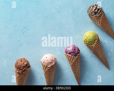 Verschiedene Eis Schaufeln in Kegel mit kopieren. Bunte Eis in der Waffel mit Schokolade, Erdbeere, Heidelbeere, Pistazien oder Matcha, Kekse chocola Stockfoto