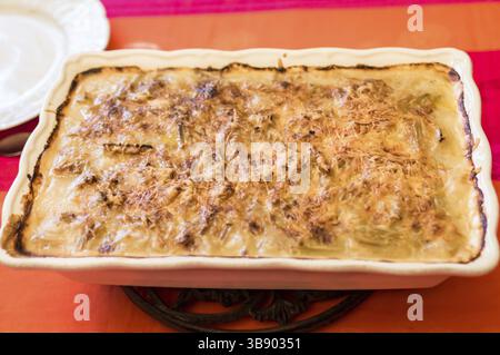 Kartoffelauflauf mit Käse in einer Glasschale Stockfoto