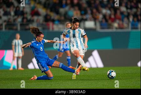 24. Juli 2023: Barbara Bonansea (Italien) und Daiana Falfan (Argentinien) kämpfen bei einem Spiel der Gruppe G (FIFA Frauen-Weltmeisterschaft Australien & Neuseeland 2023) um den Ball, Italien gegen Argentinien, in Eden Park, Auckland, Neuseeland. Kim Price/CSM (Kreditbild: © Kim Price/CSM via ZUMA Press Wire) Stockfoto
