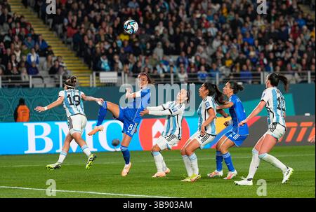 24. Juli 2023: Barbara Bonansea (Italien) kontrolliert den Ball bei einem Spiel der Gruppe G - FIFA Frauen-Weltmeisterschaft Australien & Neuseeland 2023, Italien gegen Argentinien, im Eden Park, Auckland, Neuseeland. Kim Price/CSM (Kreditbild: © Kim Price/CSM via ZUMA Press Wire) Stockfoto