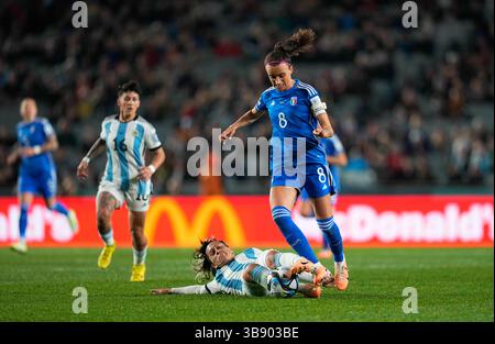 24. Juli 2023: Barbara Bonansea (Italien) und Florencia Bonsegundo (Argentinien) kämpfen um den Ball bei einem Spiel der Gruppe G - FIFA Frauen-Weltmeisterschaft Australien und Neuseeland 2023, Italien gegen Argentinien, in Eden Park, Auckland, Neuseeland. Kim Price/CSM (Kreditbild: © Kim Price/CSM via ZUMA Press Wire) Stockfoto